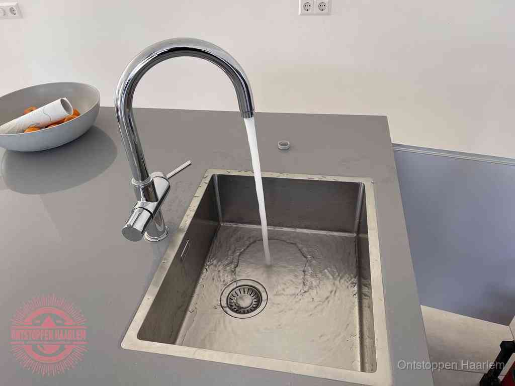 Een vrij doorstromende rvs spoelbak waar het water moeiteloos wegloopt, het resultaat van slim onderhoud dat geld bespaart in Haarlem
