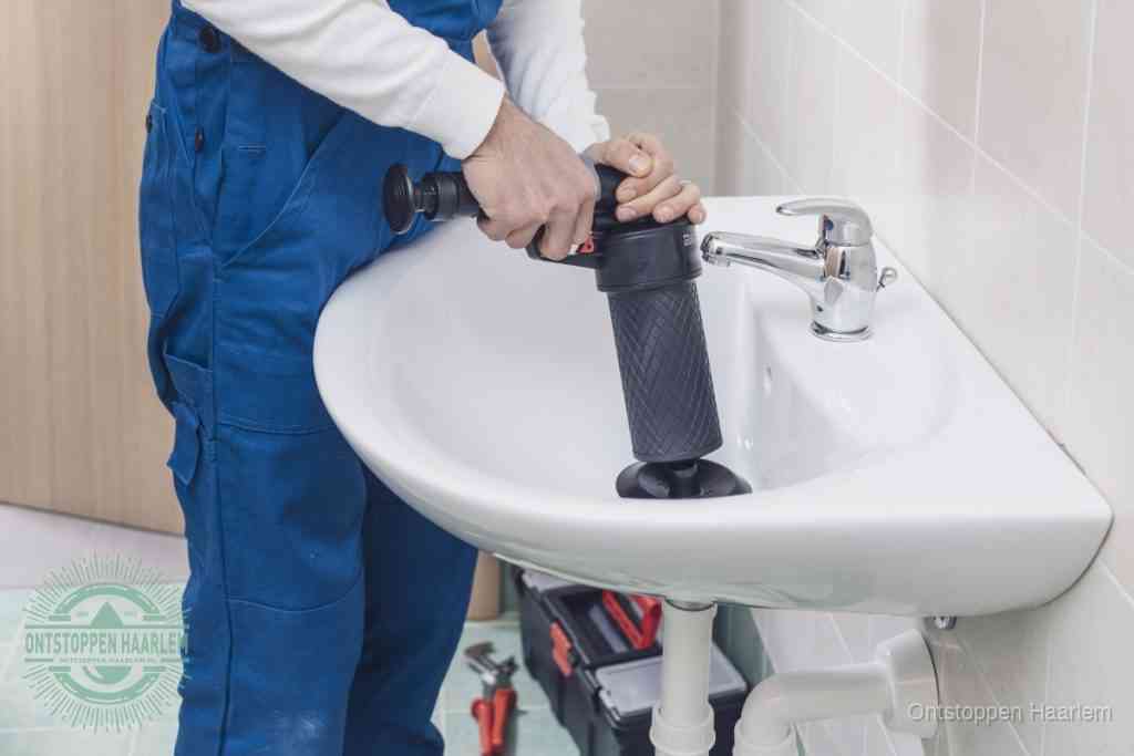 Een te ruwe doe-het-zelf poging met een hand-pomp op de afvoer van een badkamer-wastafel, een van de veelgemaakte fouten bij afvoer ontstoppen in Haarlem